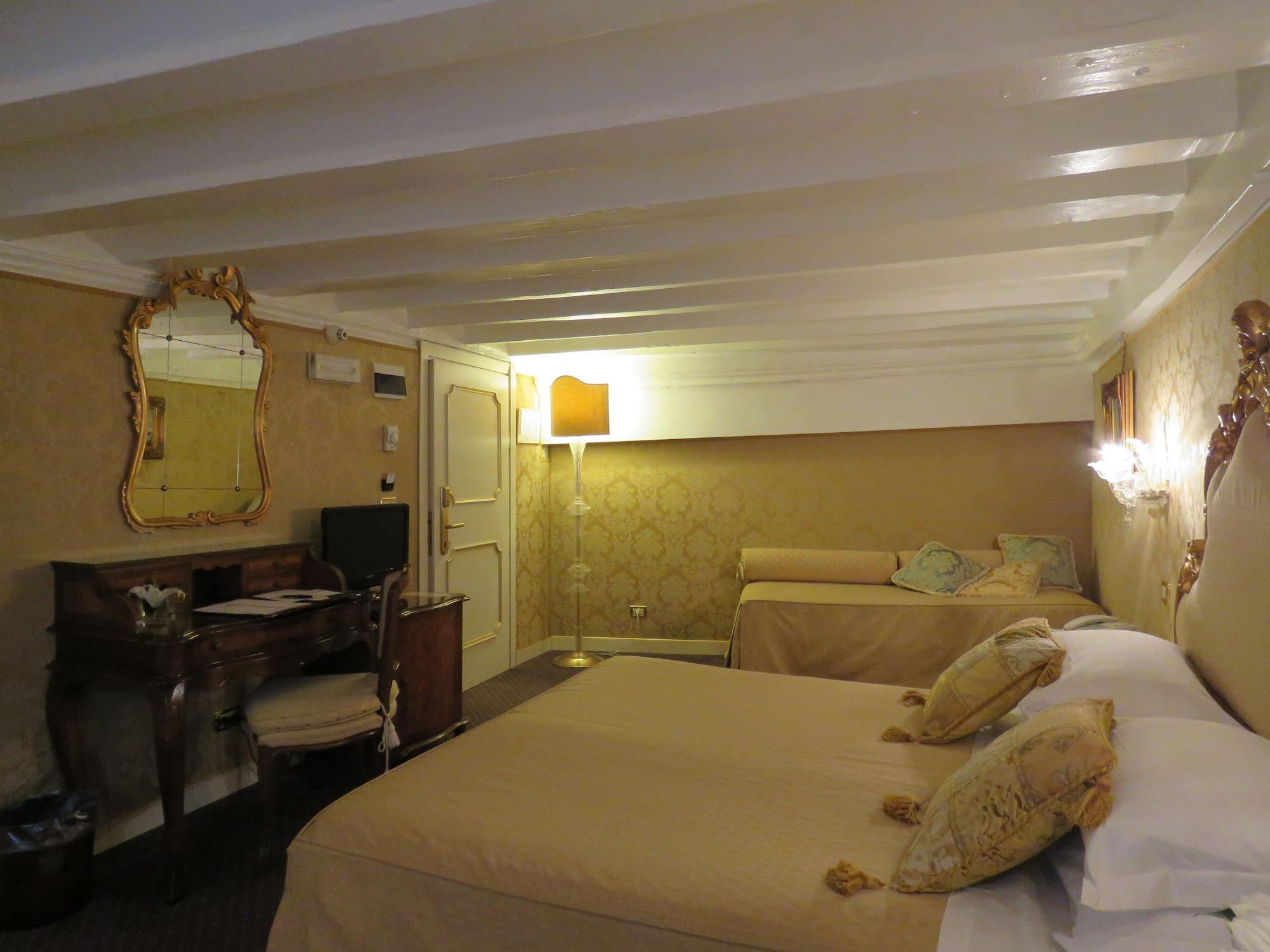 Hotel Antico Doge - A Member Of Elizabeth Hotel Group Venesia Bagian luar foto